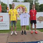 najlepsi zawodnicy w województwie w biegu na 600 m na podium.jpg