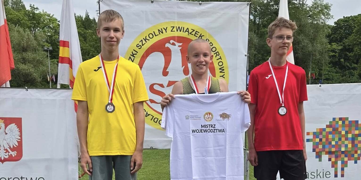 najlepsi zawodnicy w województwie w biegu na 600 m na podium.jpg