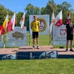 trójka najlepszych zawodników w biegu na 1000 m na podium.jpg