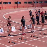 dziewczęta przed biegiem na 100 m (1).jpg