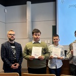 Sebastian pozuje z uczestnikami konkursu.jpeg