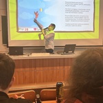 Uczeń prezentuje swoją grę.jpeg