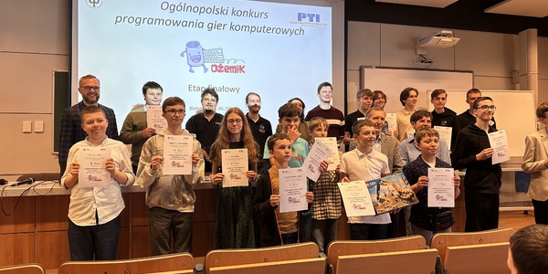 Sebastian pozuje do zdjęcia wraz z innymi uczestnikami konkursu .jpeg