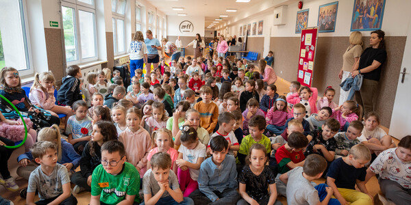Zdjęcie nr 3. Uczniowie klas 1-3 gromadzą się na szkolnym holu.jpg