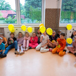 Zdjęcie nr 2. Grupa uczniów SP11 trzyma żółte balony_.jpg