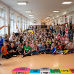 Zdjęcie nr 9.  Uczniowie i nauczyciele głośno klaszczą_.jpg