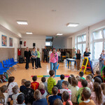 Zdjęcie nr 8. Dzieci_ wraz z prowadzącą_ wydają radosny okrzyk - Z 11 po zdrowie!.jpg