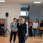 Zdjęcie nr 5. Pani Dyrektor Bożena Jolanta Chodyniecka zachęca do wspólnej zabawy_.jpg