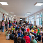 Zdjęcie nr 6. Dzieci czekają na rozpoczęcie występów_.jpg