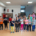 Zdjęcie nr 10. Uczniowie klasy 1a śpiewają piosenkę pt. _Alfabet warzywno-owocowy__.jpg