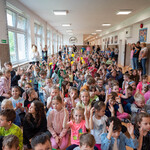 Zdjęcie nr 13. Wszystkie dzieci śpiewają i unoszą ręce do góry.jpg
