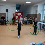 Zdjęcie nr 20. Uczennice klasy 1c tańczą z hula-hop_.jpg
