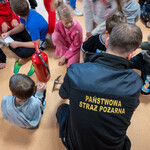 Zdjęcie nr 23. Przedstawiciel PSP prezentuje narzędzia ratownicze_.jpg