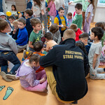 Zdjęcie nr 25. Strażak odpowiada na pytania zgromadzonych dzieci.jpg