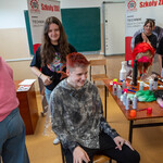 Zdjęcie nr 72. Uczennica Szkoły Fryzjerskiej farbuje włosy uczniowi SP11_.jpg