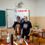 Zdjęcie nr 74. Uczennice szkoły fryzjerskiej prezentują fryzury na manekinie_.jpg
