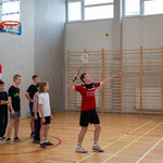Zdjęcie nr 77. Uczeń uderza piłkę rakietą_.jpg