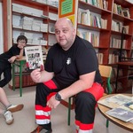 28. Pan Kamil prezentuje przed uczniami książkę __Służyć Bogu i Polsce. Gawędy o podlaskich Harcerzach__..jpg