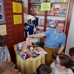 27. Pan Damian ze zdjęciem druhny Ani na tle wystawki książek..jpg