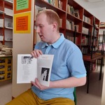 26. Pan Damian prezentuje książkę o podlaskich harcerzach_ tu pokazuje zdjęcie druhny Ani Kaliszewskiej..jpg