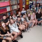 24. Klasa 5a z wychowawczynią p. Joanną Szmurło podczas spotkania czytelniczego..jpg