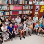 21. Pani Kasia z p. bibliotekarką wraz z dziećmi z kl. 2c i 2es prezentują książki i dyplom..jpg