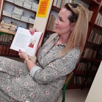 20. Pani Kasia Kołomycka czyta książkę dzieciom..jpg