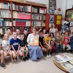 19. P. K. Barszcz, p. B. Wysocka i p. B. Lisowska z klasą 1a w bibliotece..jpg