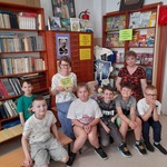 15. Pani Kasia z p. Mirą Gołub z klasami 1es i 1fs na tle wystawki książek..jpg