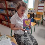 13. Pani bibliotekarka prezentuje książkę p. Agnieszki Suchowierskiej __Miasto ze złotym sercem__..jpg