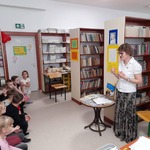 12. Pani bibliotekarka opowiada dzieciom o akcji __Rozczytane Podlaskie__..jpg