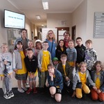 10. Klasa 2d wraz z wychowawczynią p. Martą Półkosznik i p. Kasią z biblioteki pozują do zdjecia z pisarką..jpg