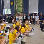 8. Uczniowie klasy 2d słuchają wystąpień gości podczas inauguracji..jpg