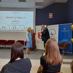 6. Dyrektor Centrum Edukacji Nauczycieli w Białymstoku wita pisarkę - p. Agnieszkę Suchowierską..jpg