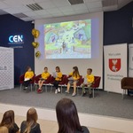 7. Uczniowie z klasy 2d czytają legendę o Białymstoku podczas inauguracji..jpg