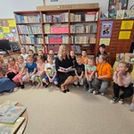 2. Pani Dyrektor z książką wśród przedszkolaków w bibliotece..jpg