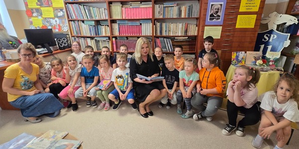 2. Pani Dyrektor z książką wśród przedszkolaków w bibliotece..jpg