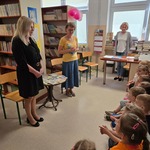 1. Pani Dyrektor B. Chodyniecka z dziećmi przedszkolnymi w bibliotece..jpg