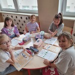 Dziewczynki podczas rozwiązywania zadań.jpg