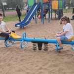 Dziewczynki podczas zabawy na chuśtawce.jpg