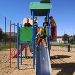 Chłopcy podczas zabawy na zjeżdżalni.jpg