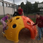 Dzieci bawią się na świeżym powietrzu.jpg