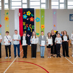 Wyróżnieni uczniowie z Panią Dyrektor(2).jpg