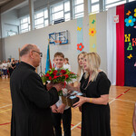 Wręczenie kwaiatów księdzu prałatowi.jpg