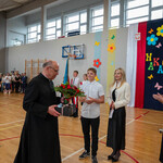 Uroczyste wręczenie kwiatów księdzu prałatowi.jpg