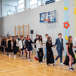 Uczniowie klas ósmych tańczą poloneza(5).jpg
