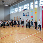 Uczniowie klas ósmych tańczą poloneza(4).jpg