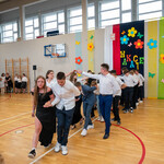 Uczniowie klas ósmych tańczą poloneza.jpg