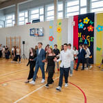 Uczniowie klas ósmych tańczą poloneza(3).jpg