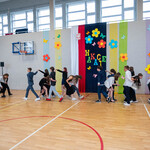 Uczniowie klas ósmych tańczą poloneza(2).jpg